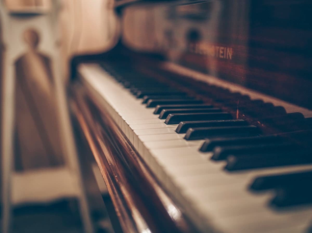 „Dacă pleacă toți, cine mai poate construi?” Un mare pianist care a cântat în adăposturi antiaeriene din Ucraina vine la București